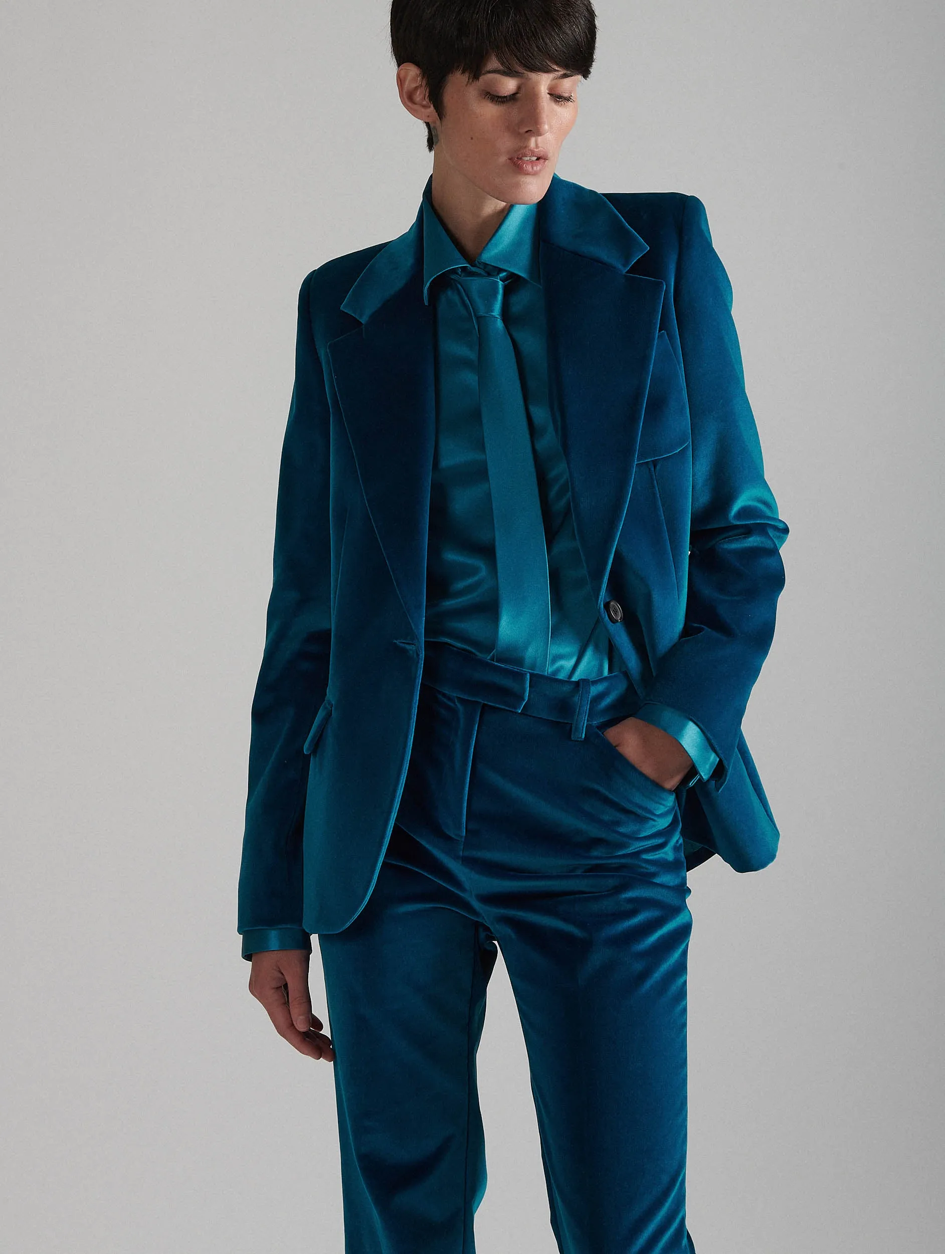 Fitted blue velvet jacket