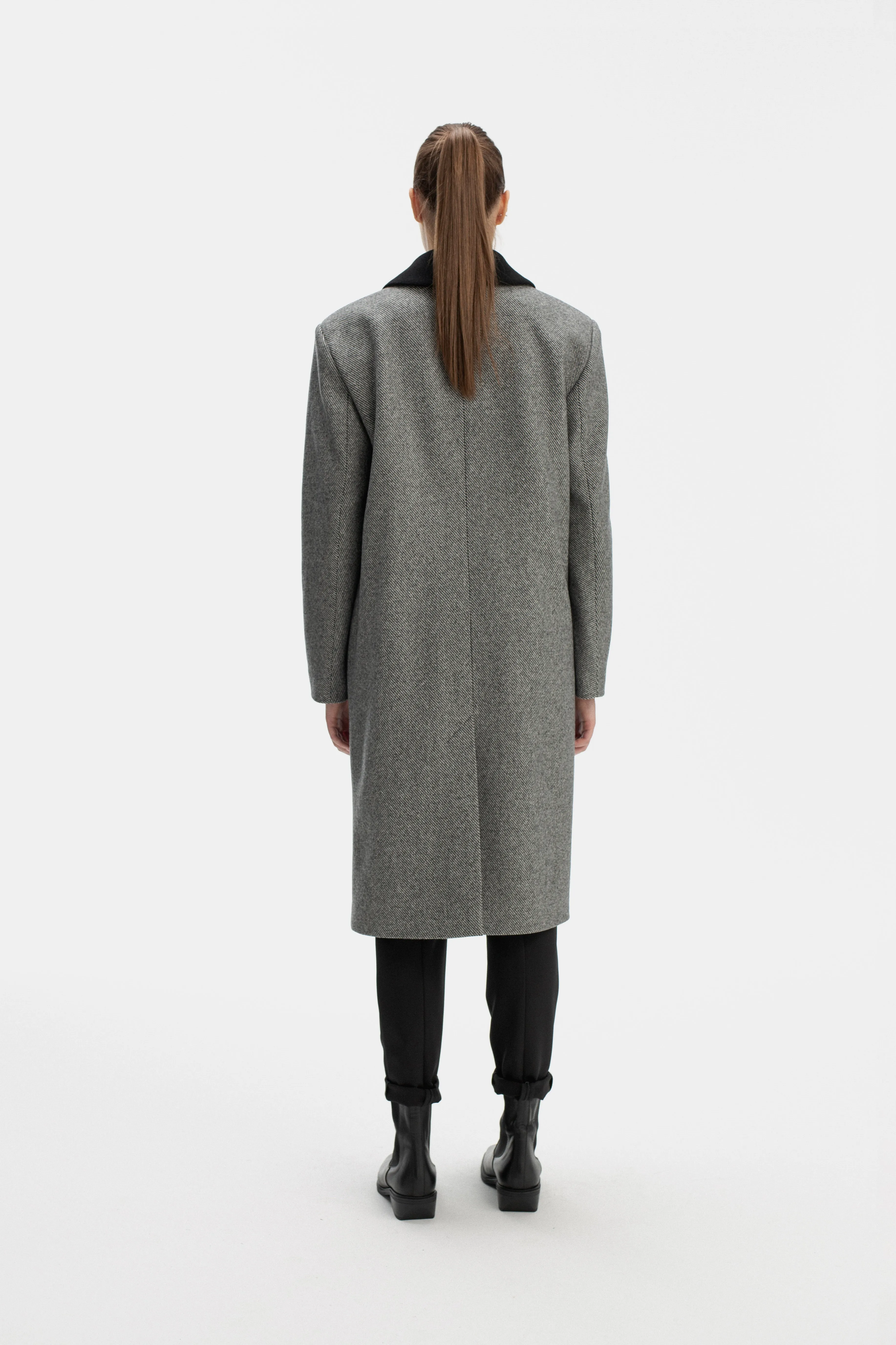 TAILORED GREY COAT WITH BROAD SHOULDERS