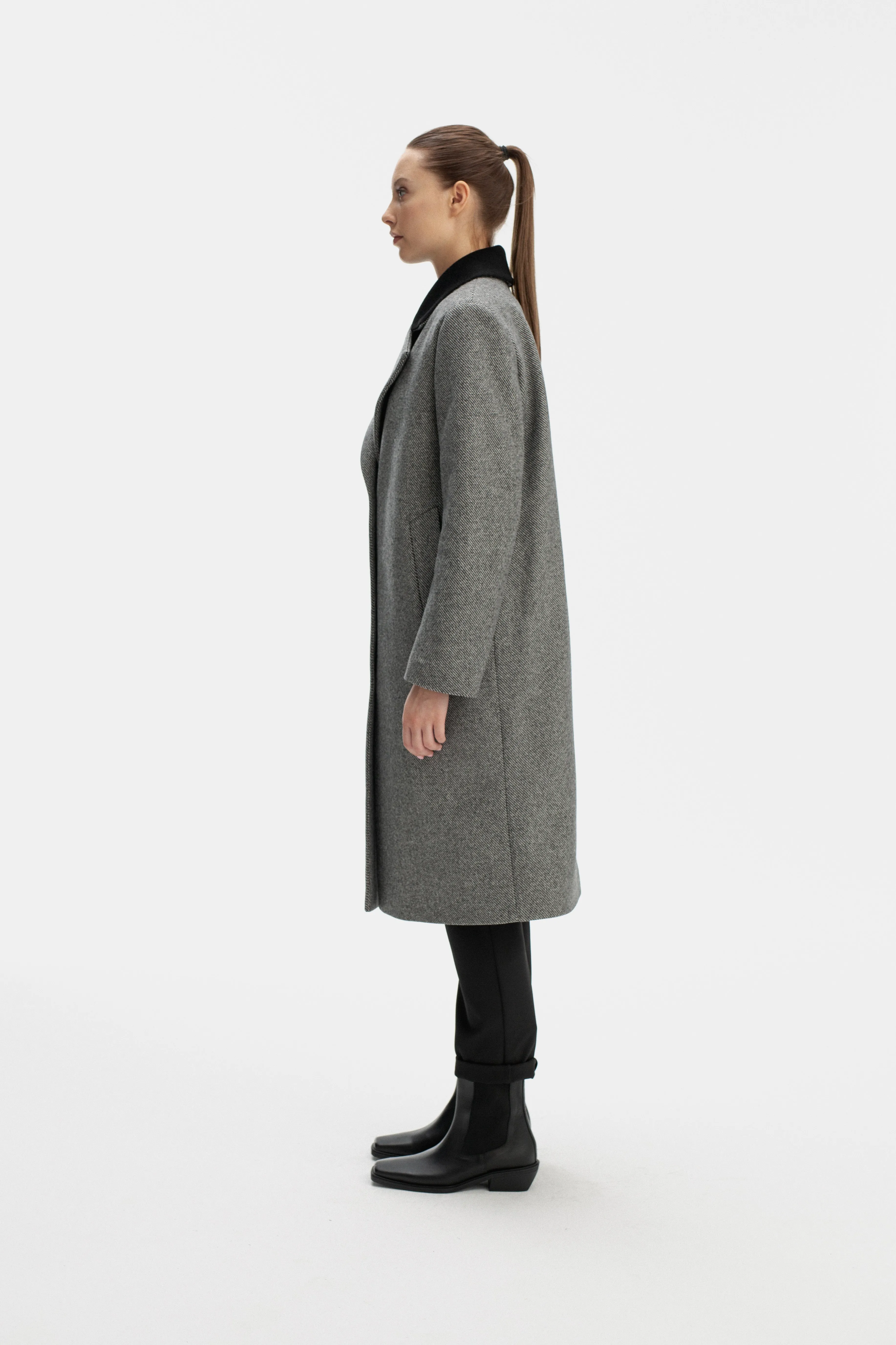 TAILORED GREY COAT WITH BROAD SHOULDERS